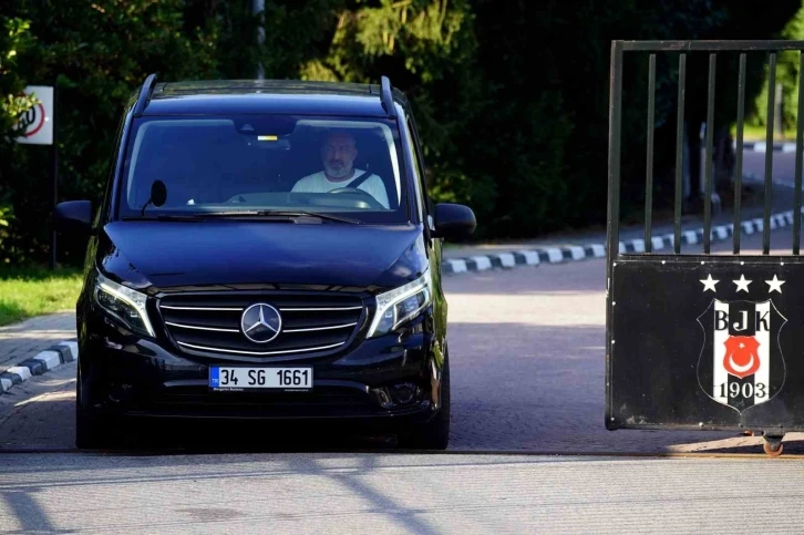 Şenol Güneş, futbolcular ve teknik heyet ile vedalaştı
