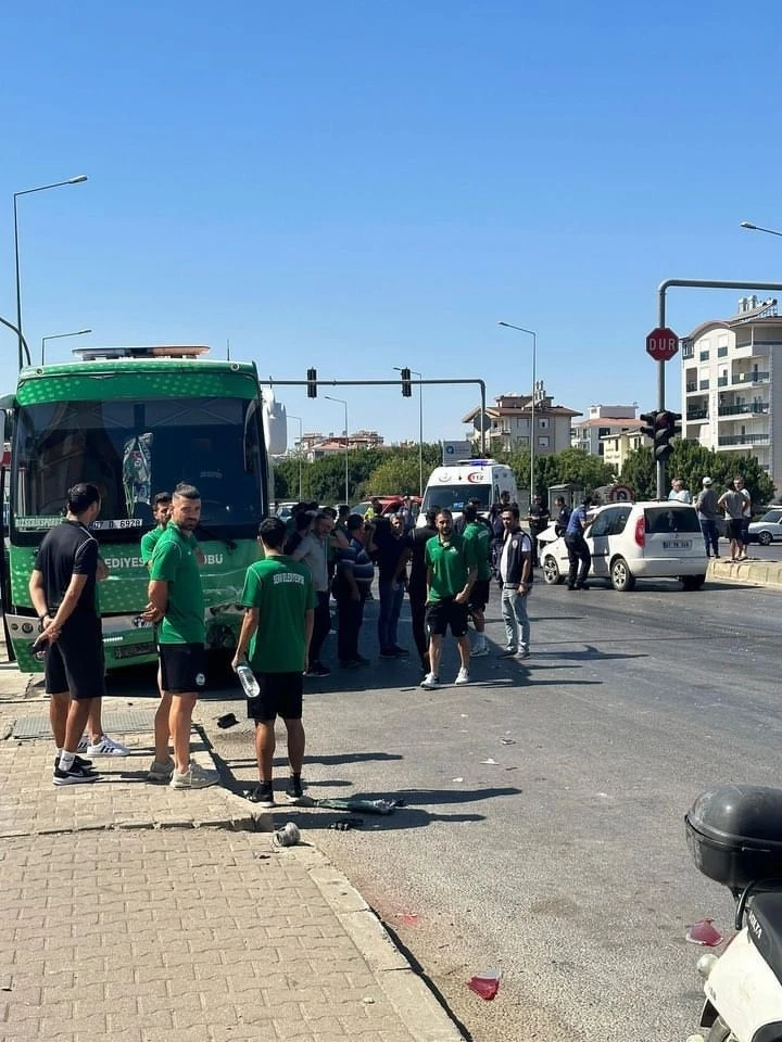 Serik belediyespor takımını taşıyan otobüs, maç öncesi kaza yaptı, 1 kişi yaralandı
