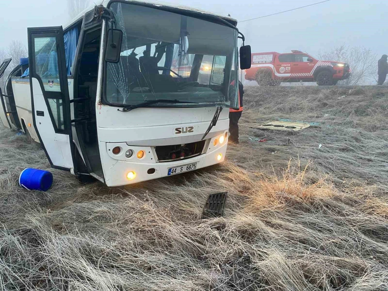 Servis aracı şarampole yuvarlandı: 1 ölü, 16 yaralı
