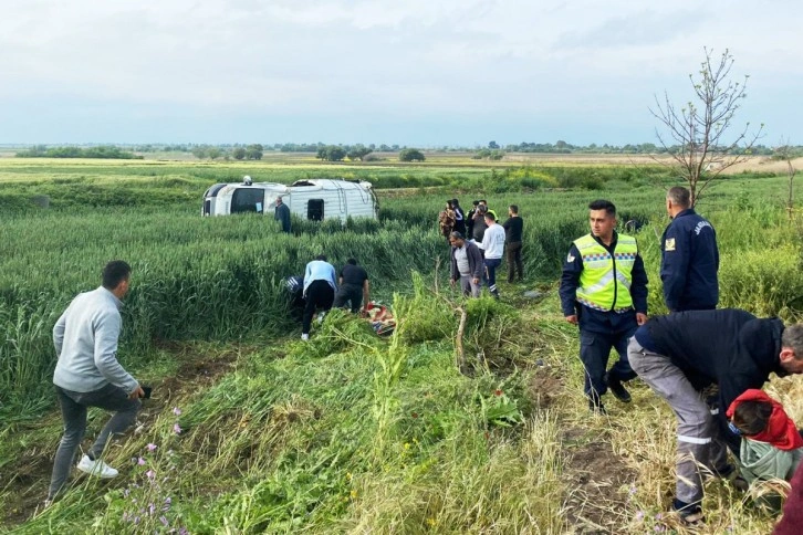 Servis minibüsü devrildi: 8 yaralı