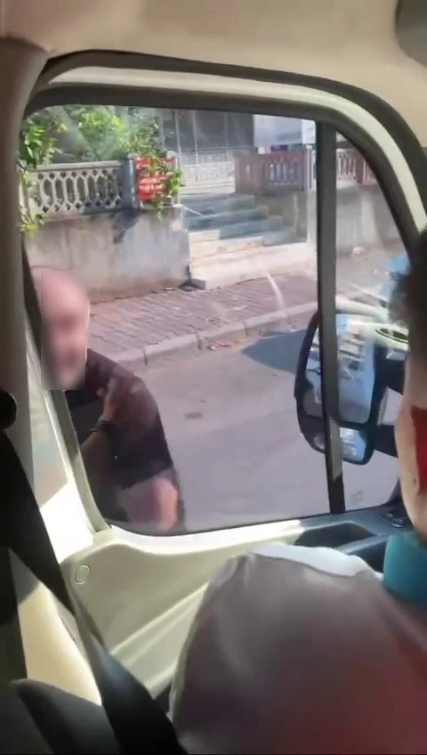 Servis minibüsünün kapı ve camlarını yumrukladı: Trafikte korku dolu anlar
