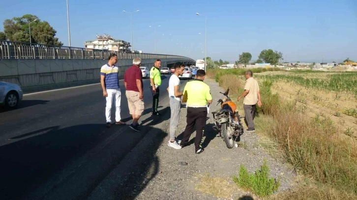 Servis otobüsünün önünden geçti, motosikletin altında kalarak yaralandı
