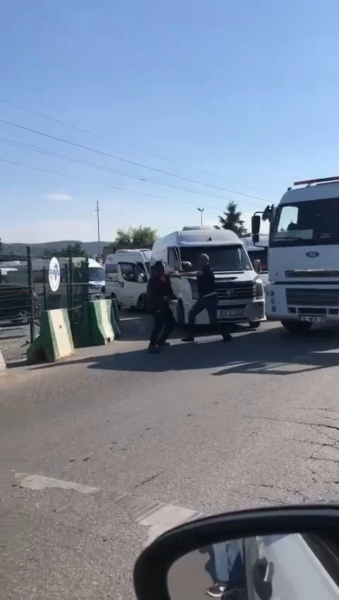 Servis şoförleri ile kamyon şoförünün yol verme kavgası ringleri aratmadı
