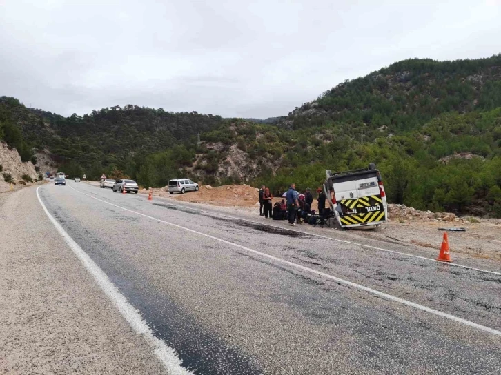 Seydikemer’de servis aracı devrildi: 9 yarlı
