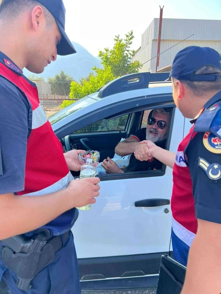 Seydikemer Jandarmadan kolonya ve çikolatalı bayram uygulaması
