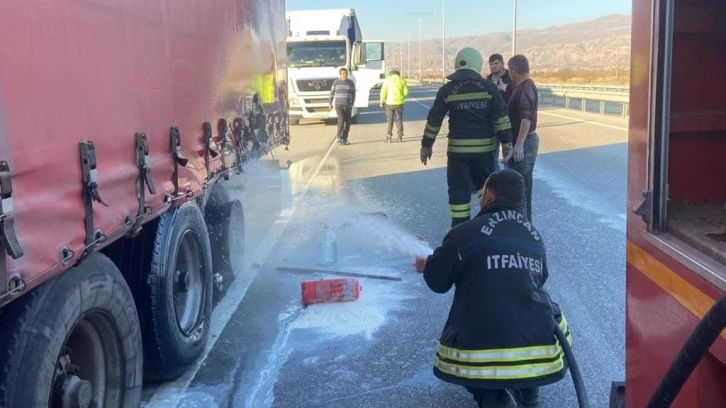 Seyir halinde lastiği yanan tıra itfaiye müdahale etti
