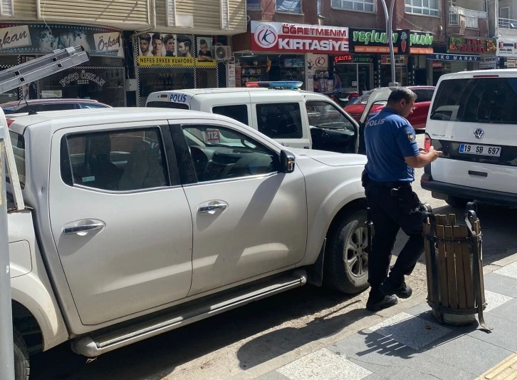 Seyir halindeki araca baltayla saldırdı
