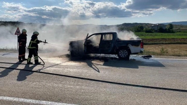 Seyir halindeki askeri pikap yandı