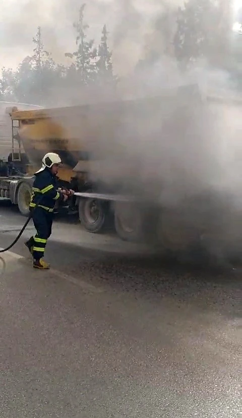 Seyir halindeki kamyonun lastikleri alev aldı
