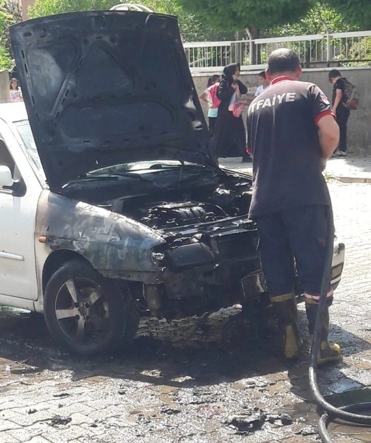 Seyir halindeki otomobil alev aldı, itfaiye söndürdü
