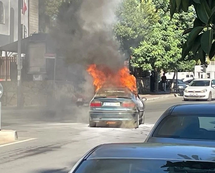 Seyir halindeki otomobil alev alev yandı
