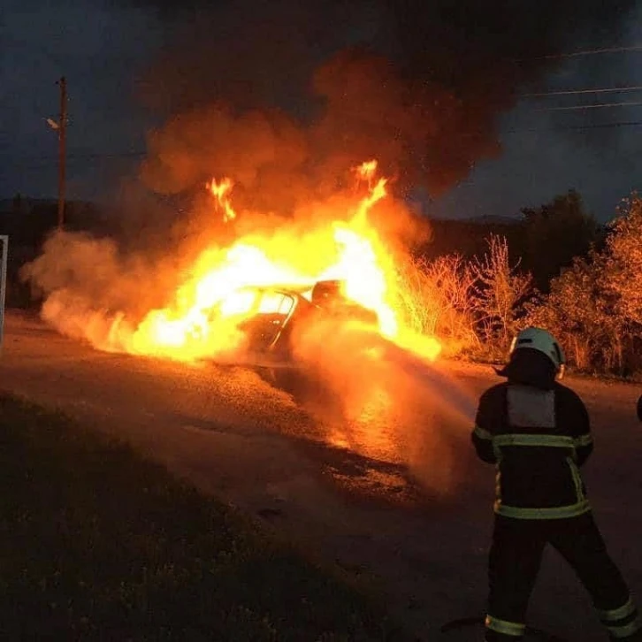 Seyir halindeki otomobil alev alev yandı
