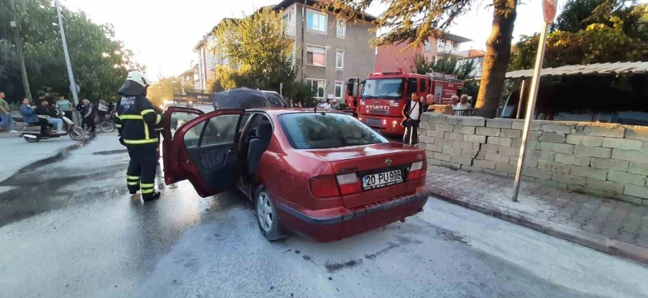 Seyir halindeki otomobil alev alev yandı
