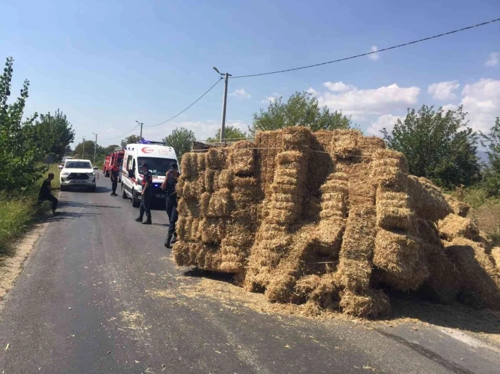 Seyir halindeki saman kamyonu devrildi, sürücüyü itfaiye kurtardı
