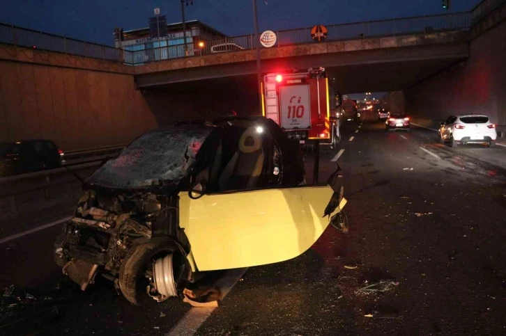 Seyir halindeki tıra çarpan Smart marka otomobilin sürücüsü sıkıştı
