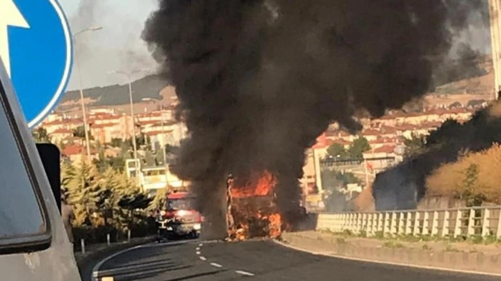 Seyir halindeki yolcu otobüsü alev alev yandı