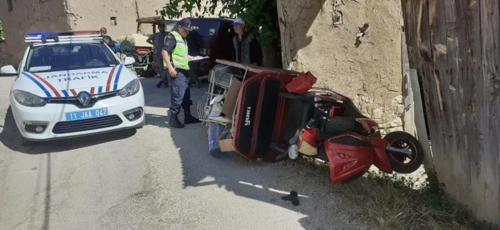 Seyir halindeyken devrilen motosikletin sürücüsü yaralandı
