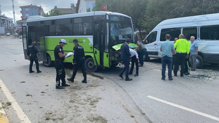 Seyir halindeyken lastiği patlayan halk otobüsü, park halindeki servise çarptı: 3 yaralı
