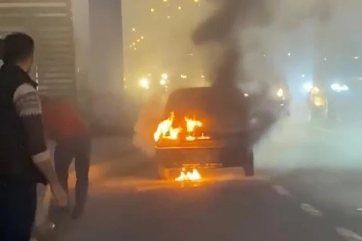 Seyir halindeyken yanan otomobil kullanılamaz hale geldi
