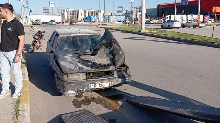 Seyir halindeyken yanan otomobil kullanılmaz hale geldi
