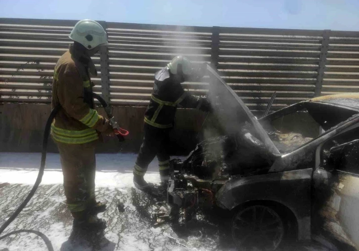 Seyir halindeyken yanmaya başlayan araç alevlere teslim oldu
