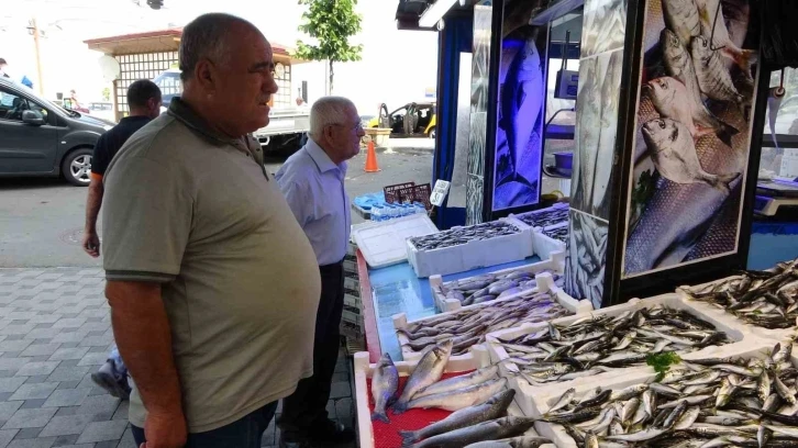 Sezonun ilk günü tezgâhlarda görünmeyen hamsi yerini aldı
