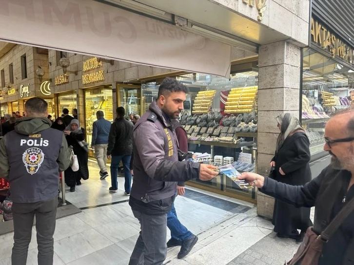 Siber Suçlarla Şube Müdürlüğü ekipleri Hanlar Bölgesi’nde vatandaşlara broşür dağıttı
