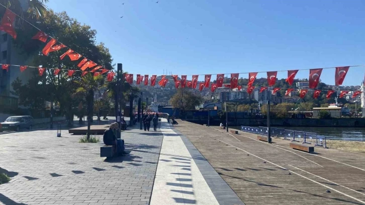 Sıcak havayı fırsat bilen sahilin tadını çıkarttı
