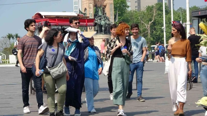 Sıcaklar arttı, Taksim doldu taştı
