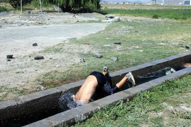 Sıcaktan bunalan çocuklar çareyi süs havuzunda buldu
