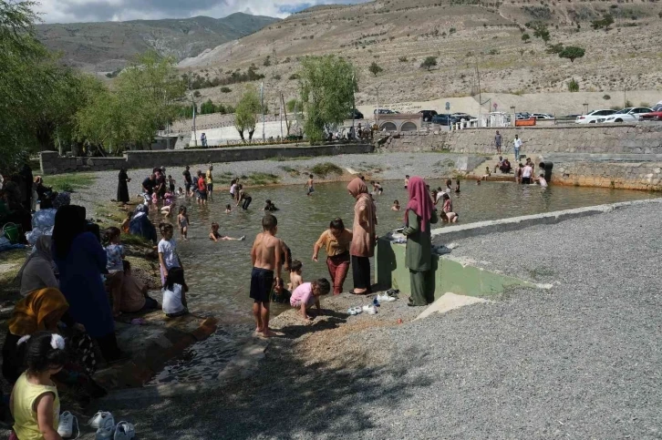 Sıcaktan bunalan çocuklar havuzda serinledi
