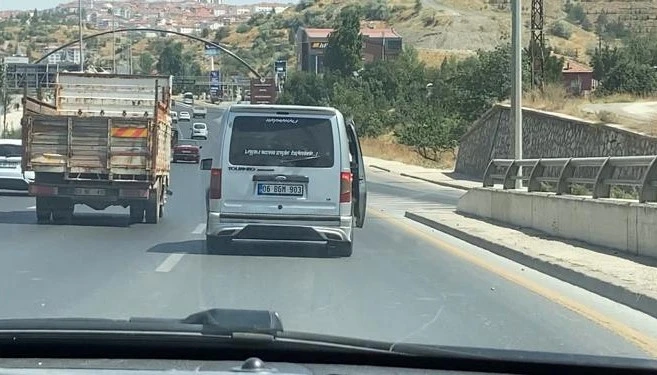 Sıcaktan bunalan vatandaş, otomobilinin kapısını açarak seyahat etti
