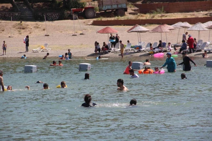 Sıcaktan bunalanlar Hazar Gölü’ne akın etti, plajlar Ege ve Akdeniz’i aratmadı
