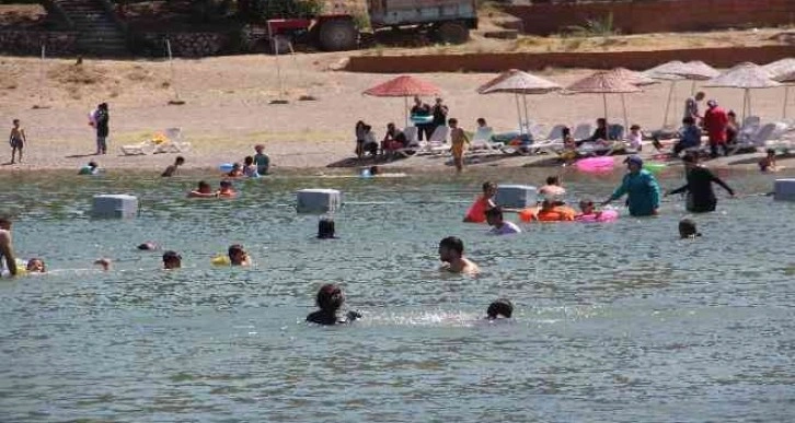 Sıcaktan bunalanlar Hazar Gölü’ne akın etti, plajlar Ege ve Akdeniz’i aratmadı