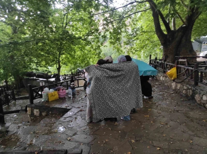Sıcaktan kaçan piknikçiler yağmura yakalandı
