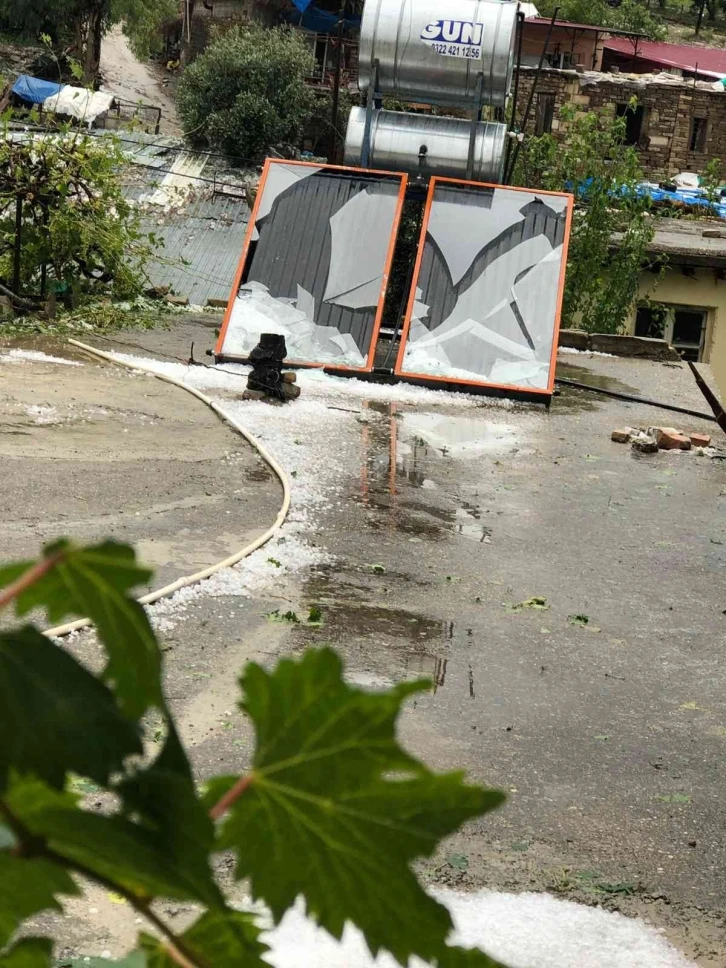 Şiddetli dolu yağışı Karaisalı’da tarım arazilerine ve araçlara zarar verdi
