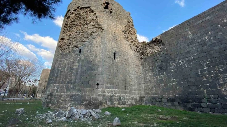 Şiddetli iki deprem 5 bin yıllık Diyarbakır Surları’nı da vurdu
