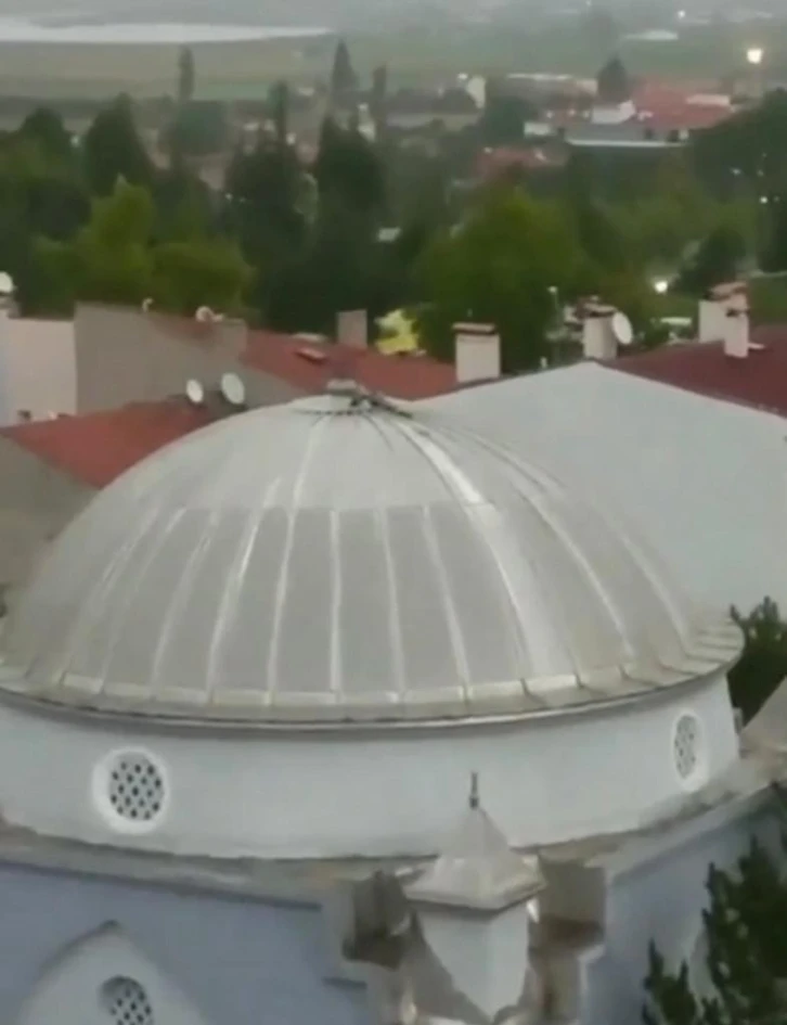 Şiddetli rüzgar cami kubbesindeki alemi devirdi
