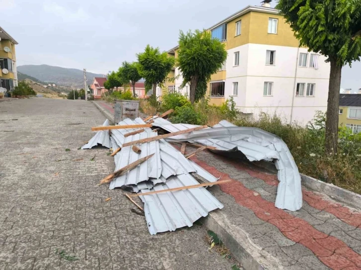 Şiddetli rüzgar evlerin çatılarını uçurdu
