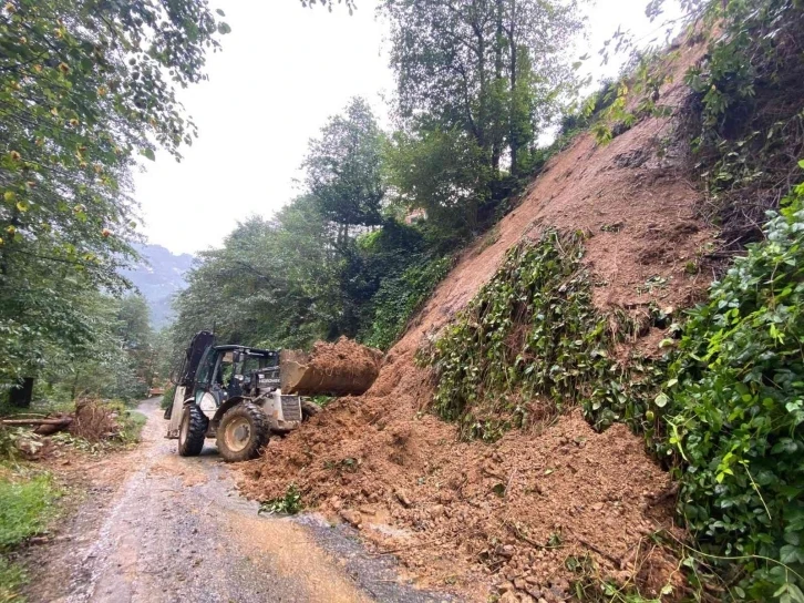 Şiddetli sağanak yağış Rize’yi olumsuz etkiledi
