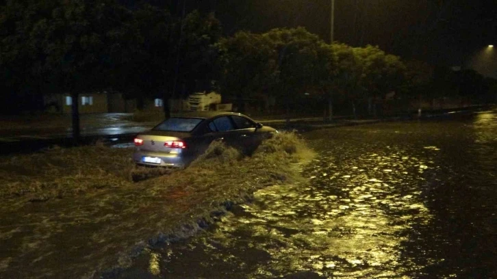 Şiddetli yağış Adıyaman’da etkili oldu: Cadde ve sokaklar göle döndü
