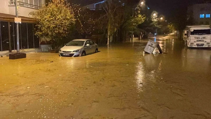 Şiddetli yağış hayatı felç etti: Araçlar suya gömüldü
