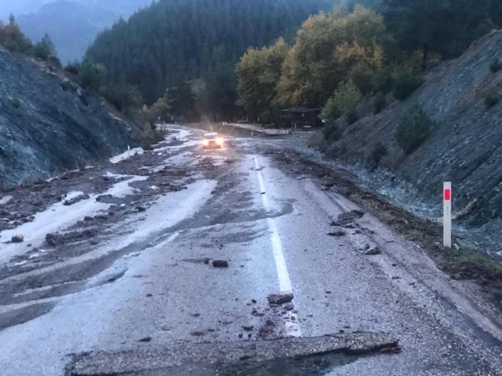 Şiddetli yağış heyelana neden oldu, yollar kapandı
