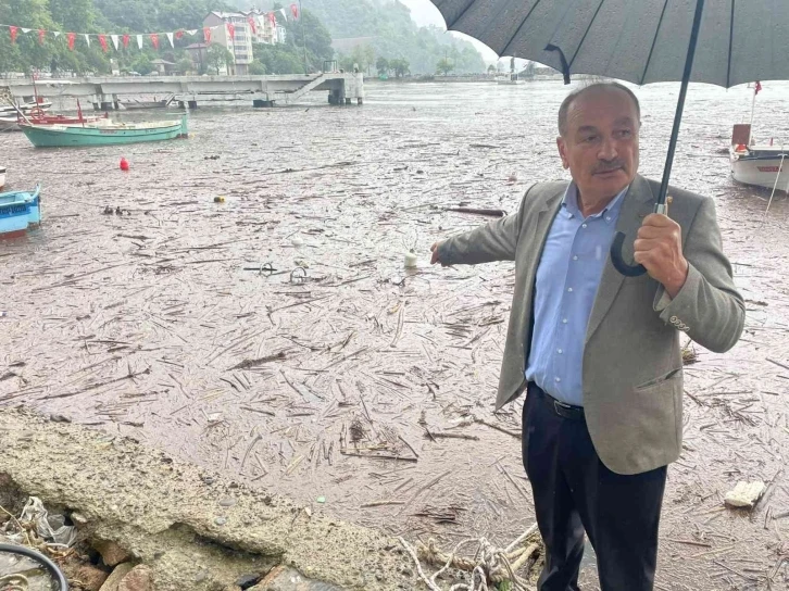 Şiddetli yağış nedeniyle iki balıkçı teknesi battı
