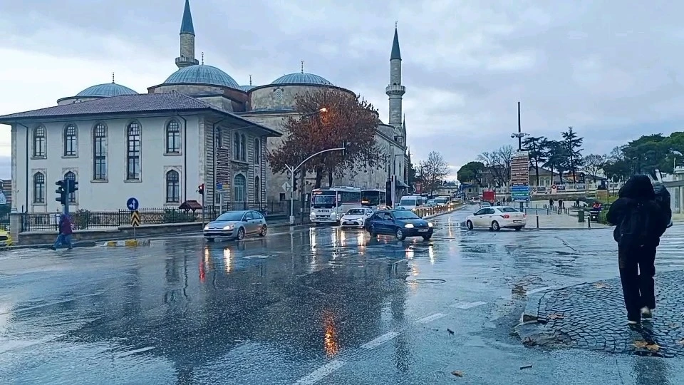 Şiddetli yağmur Edirne’de hayatı olumsuz etkiledi
