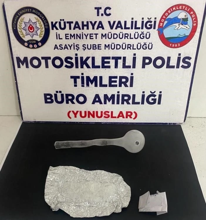 Sigortası ve muayenesi olmayan plakasız motosikletin üzerindeki 2 kişide uyuşturucu bulundu
