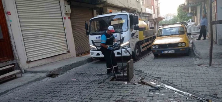 Siirt Belediyesi ekiplerince mazgal ve rögarlar temizleniyor
