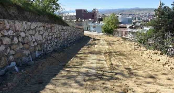 Siirt Belediyesi Şeyh Süleyman Mezarlığı’nda yol yapım çalışmasına başladı