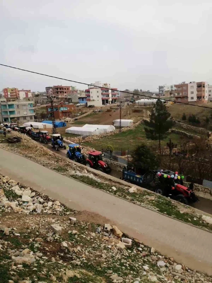 Siirt’te 20 traktörle düğün konvoyu yaptılar
