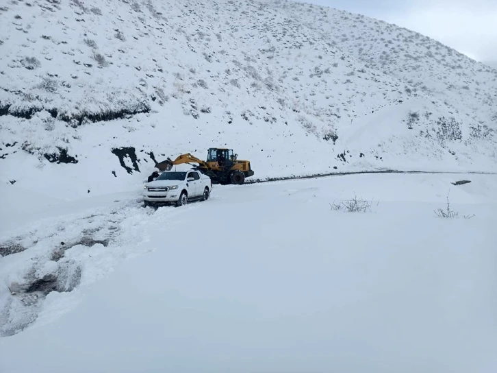 Siirt’te araç sürücüleri kar nedeniyle yolda mahsur kaldı
